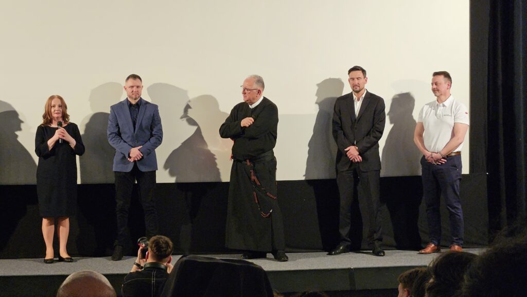 Zdjęcie po przedpremierowym pokazie filmu "Posłani". Od lewej Aneta Ciężarek, Daniel Bukowy, o. Marek Kotyński CSsR, Jan Siennicki, Artur Wolski